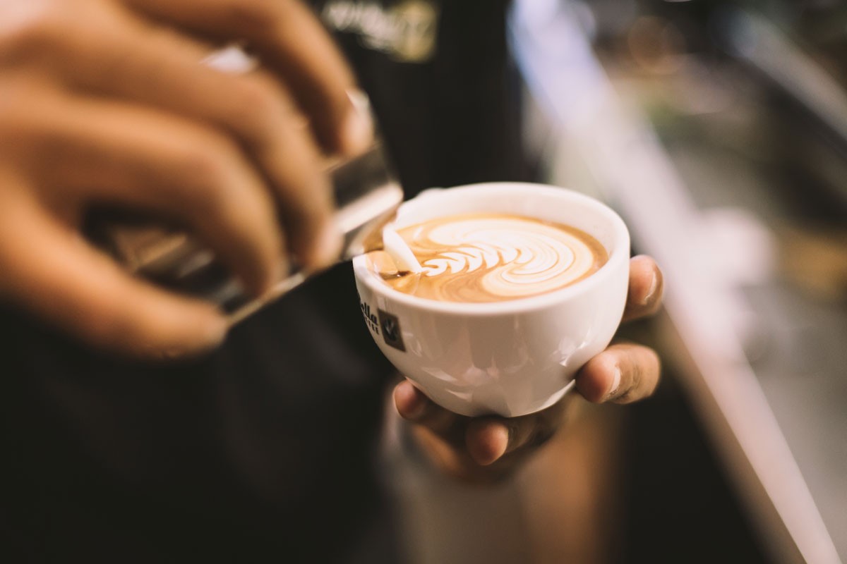 barista sirviendo un café 